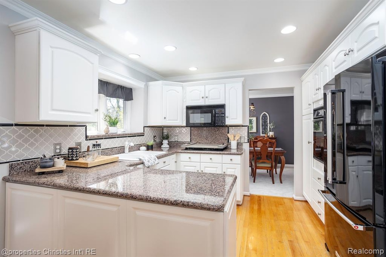 45571 Irvine Dr in Novi, MI Photo 14