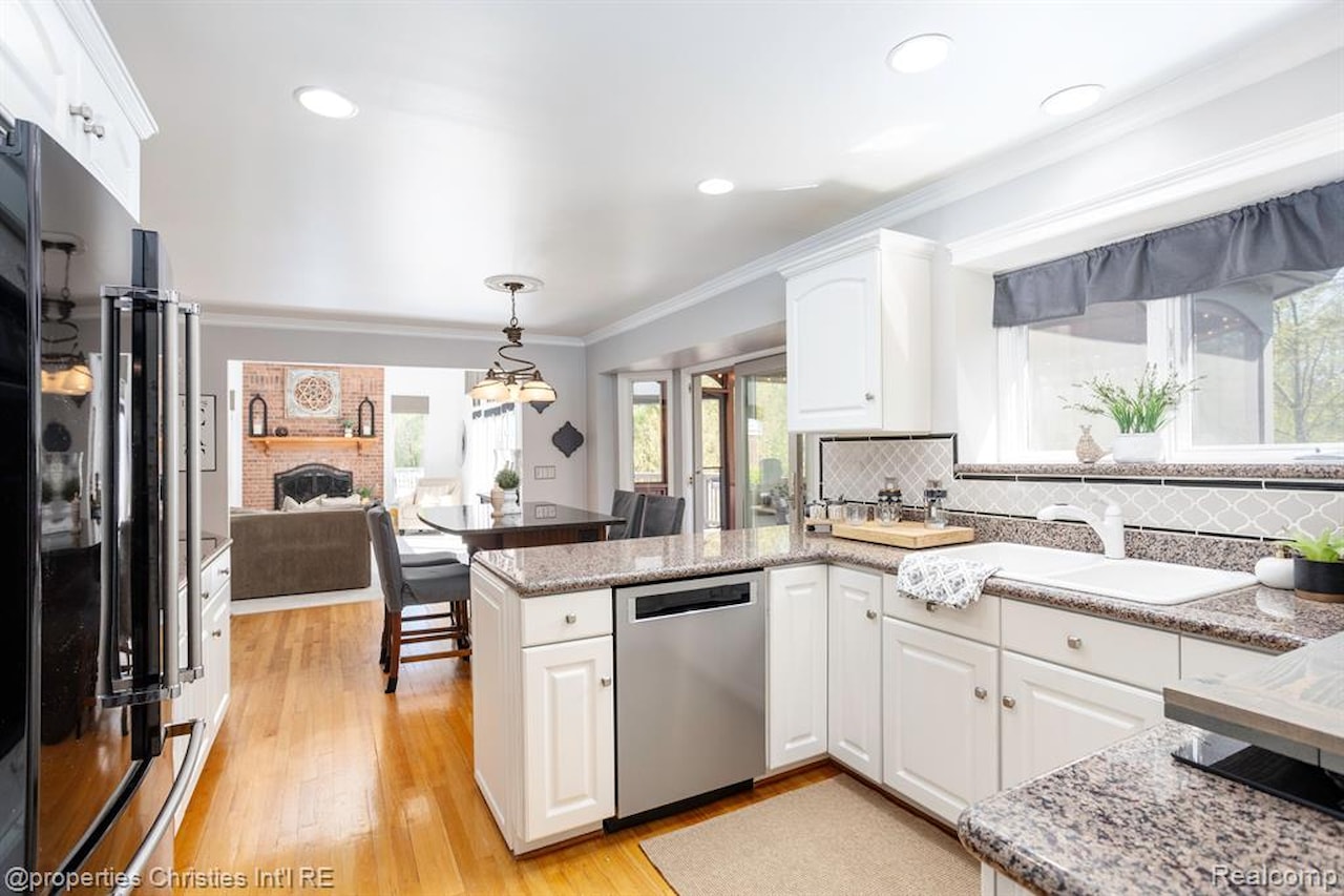 45571 Irvine Dr in Novi, MI Photo 12