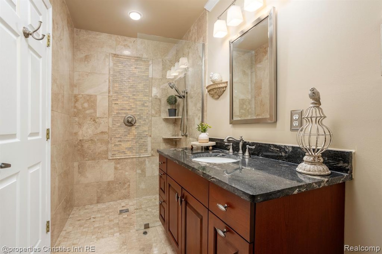 45571 Irvine Dr in Novi, MI Photo 22
