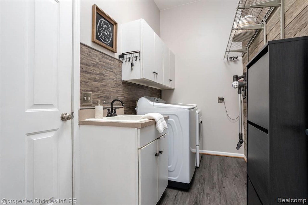 45571 Irvine Dr in Novi, MI Photo 23