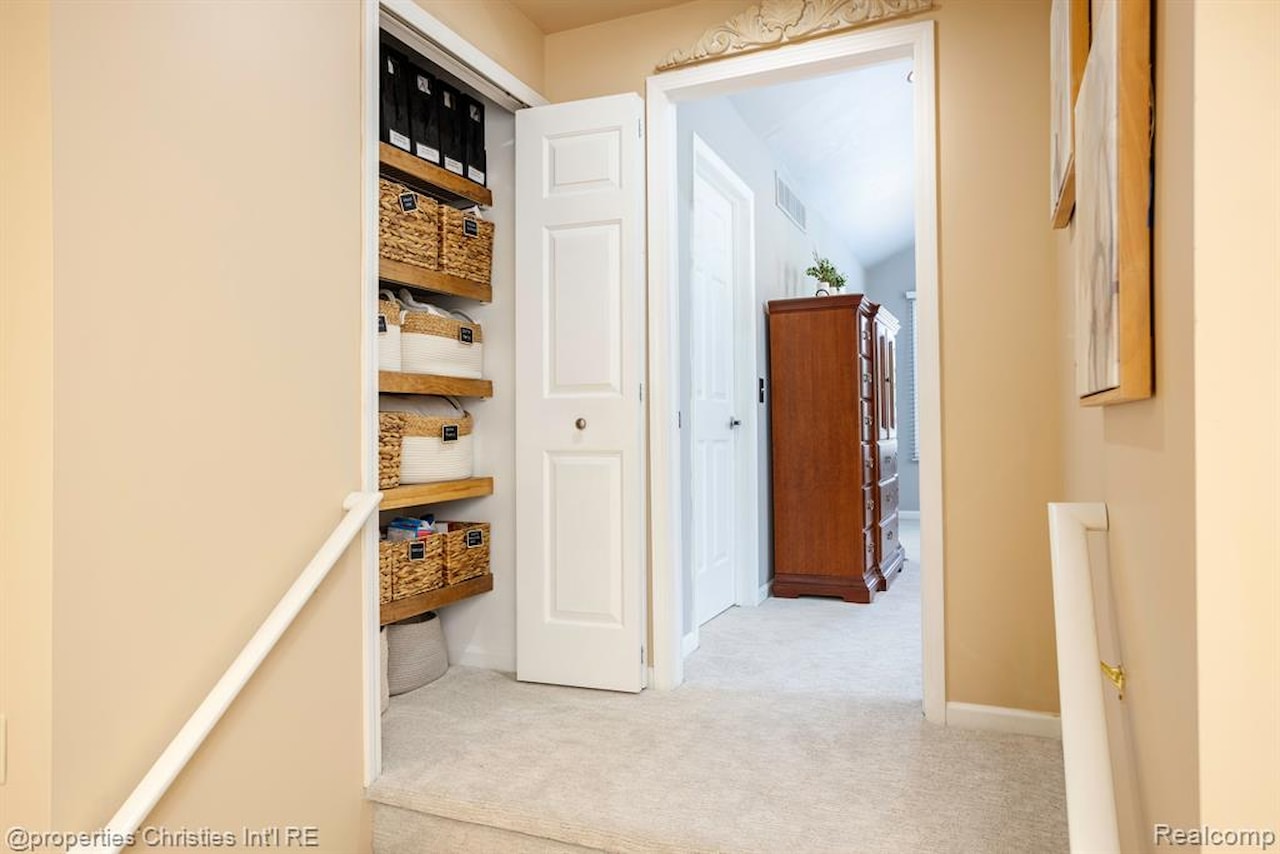 45571 Irvine Dr in Novi, MI Photo 25