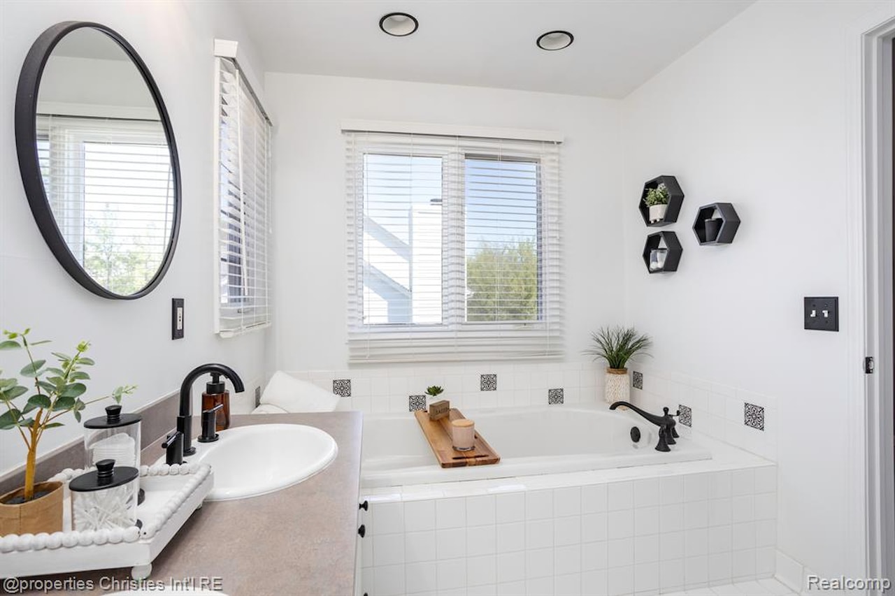 45571 Irvine Dr in Novi, MI Photo 28
