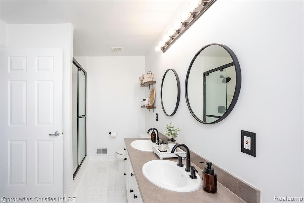 45571 Irvine Dr in Novi, MI Photo 29