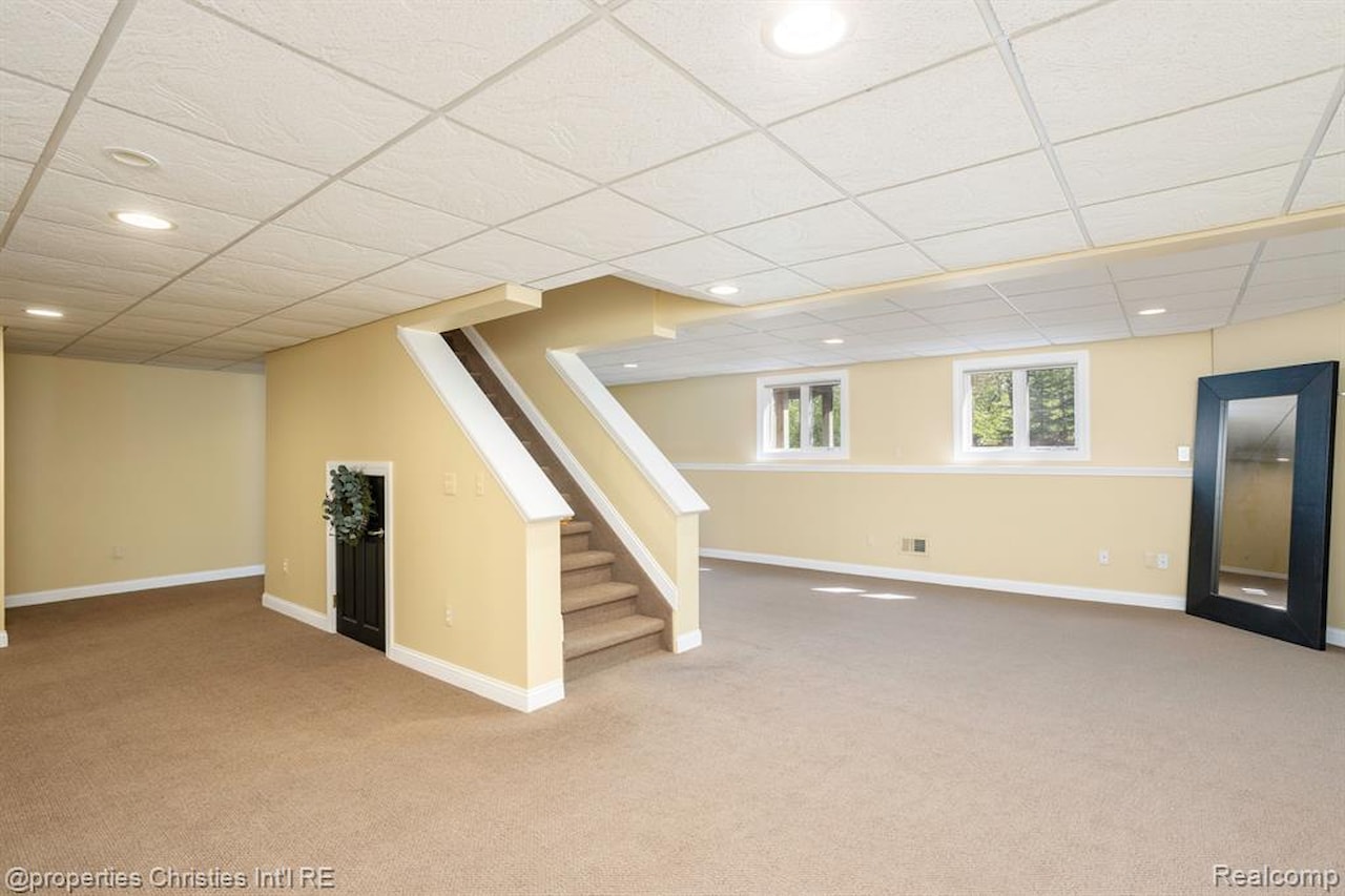 45571 Irvine Dr in Novi, MI Photo 38