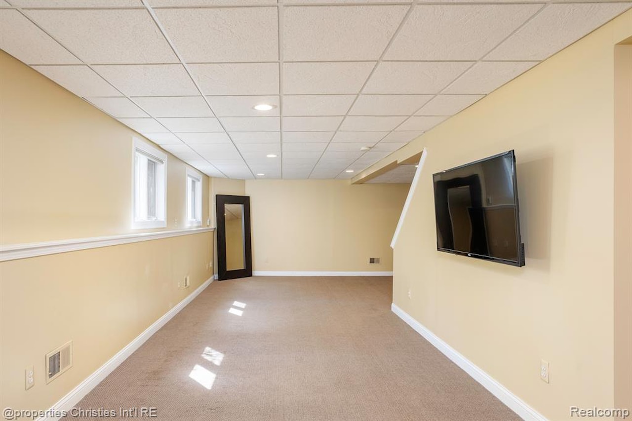 45571 Irvine Dr in Novi, MI Photo 40