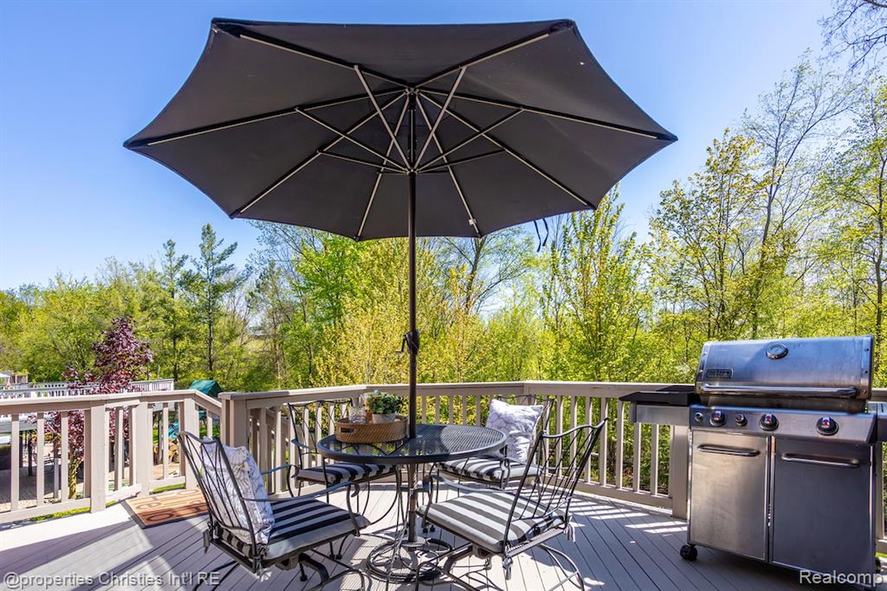 45571 Irvine Dr in Novi, MI Photo 45