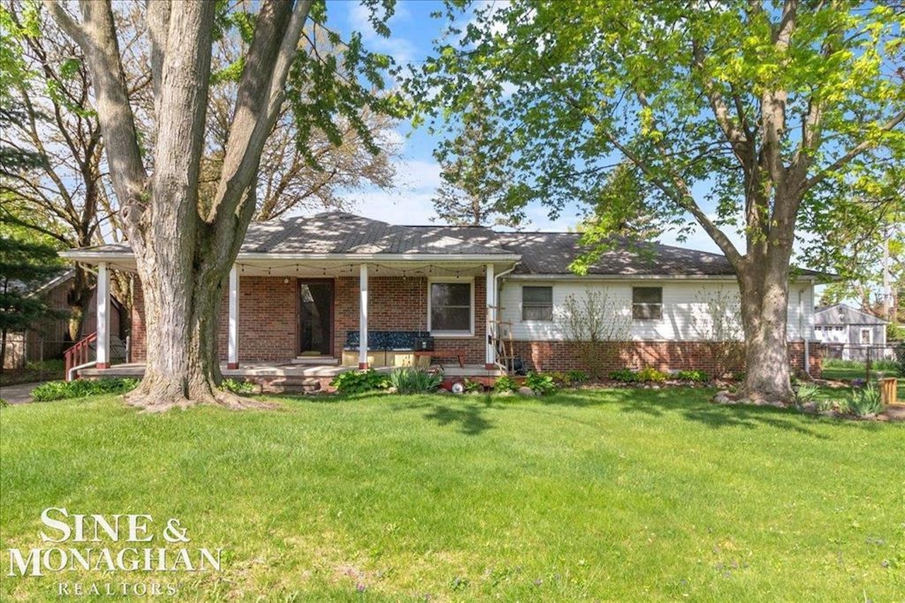 9013 Floral St in Livonia, MI