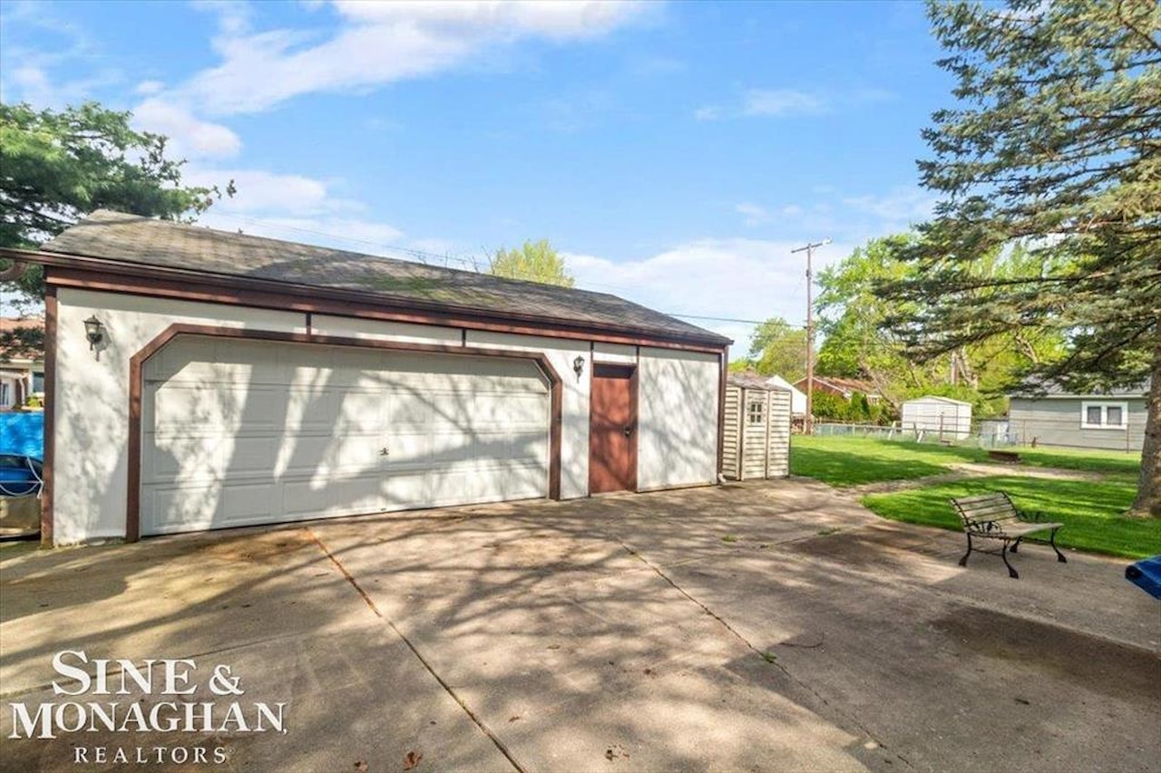 9013 Floral St in Livonia, MI Photo 2