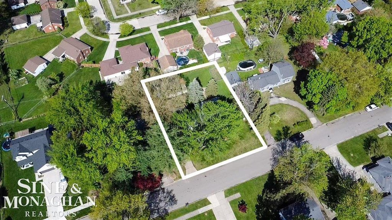 9013 Floral St in Livonia, MI Photo 3