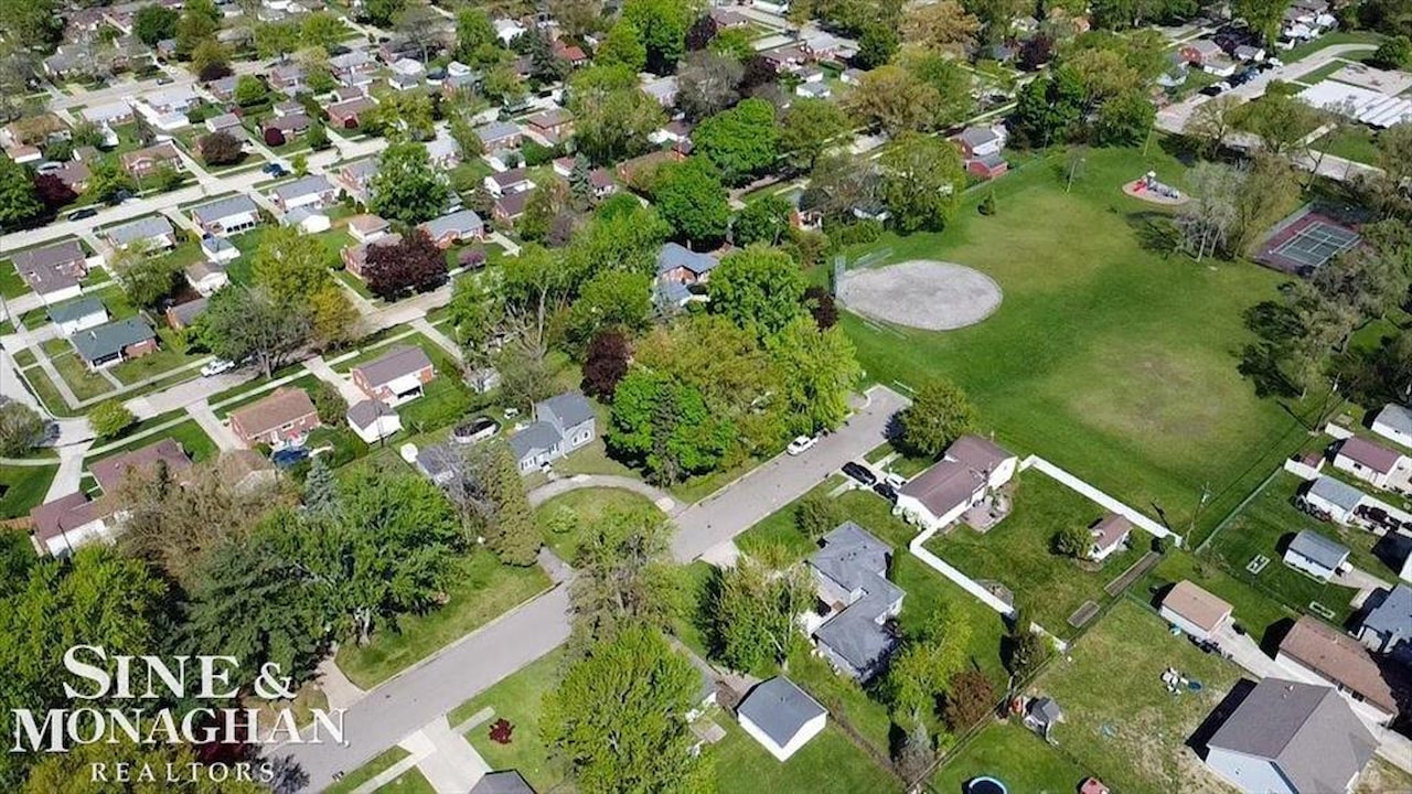 9013 Floral St in Livonia, MI Photo 4