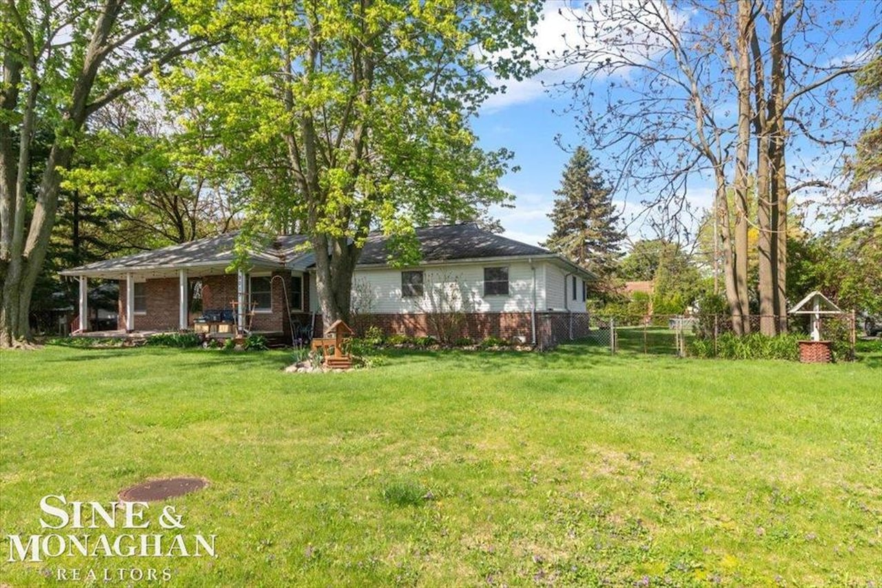 9013 Floral St in Livonia, MI Photo 5