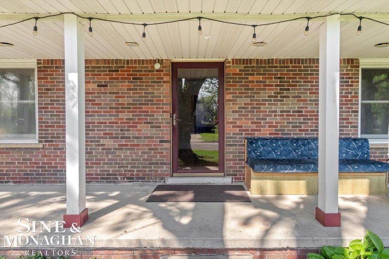 9013 Floral St in Livonia, MI Photo 6