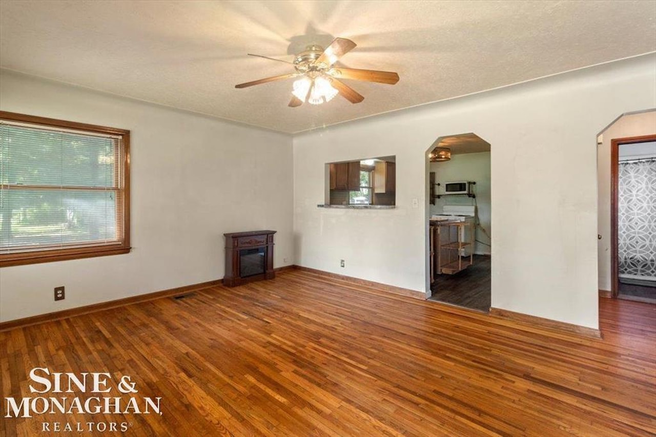 9013 Floral St in Livonia, MI Photo 7
