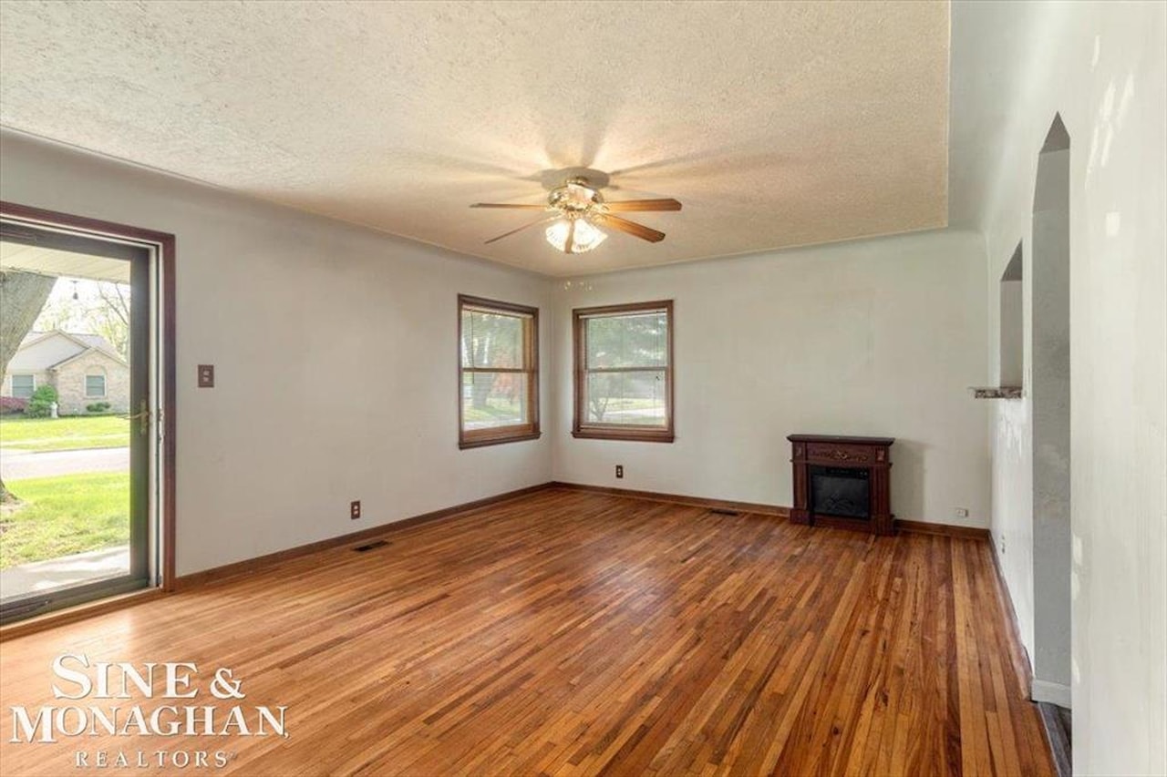 9013 Floral St in Livonia, MI Photo 8