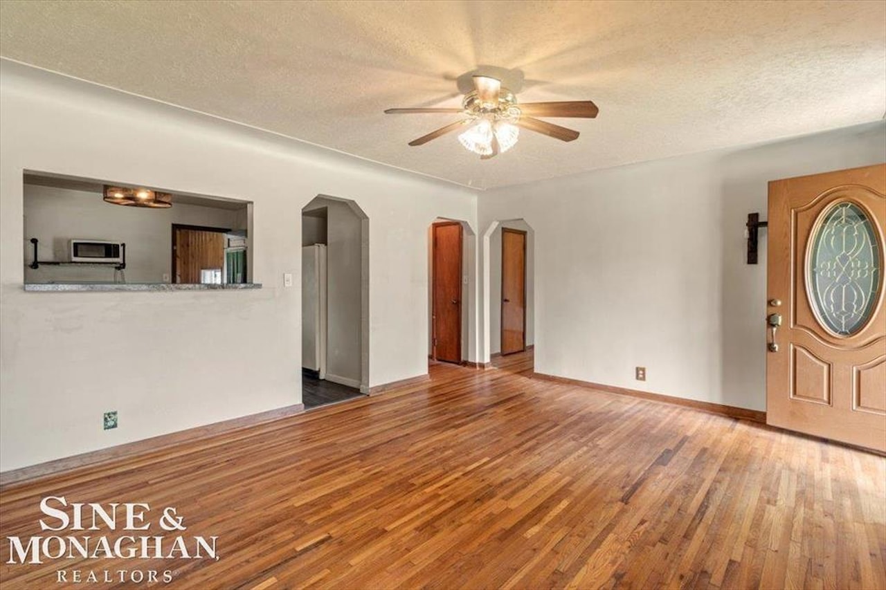 9013 Floral St in Livonia, MI Photo 9