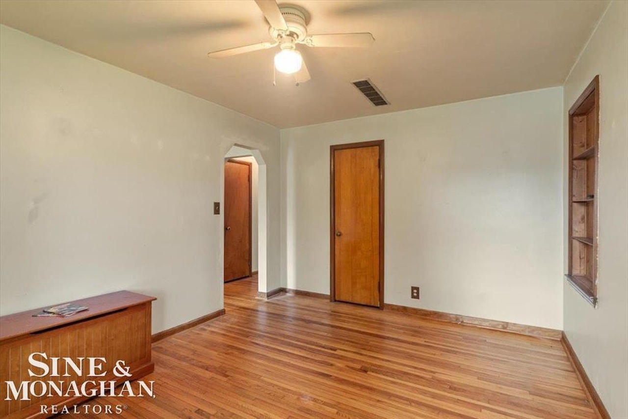 9013 Floral St in Livonia, MI Photo 10