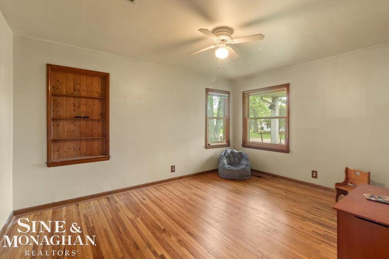 9013 Floral St in Livonia, MI Photo 11