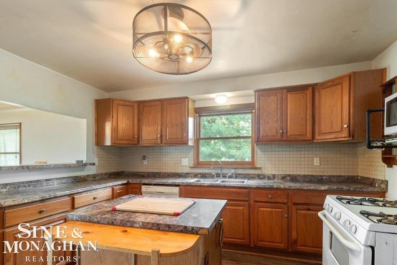 9013 Floral St in Livonia, MI Photo 12