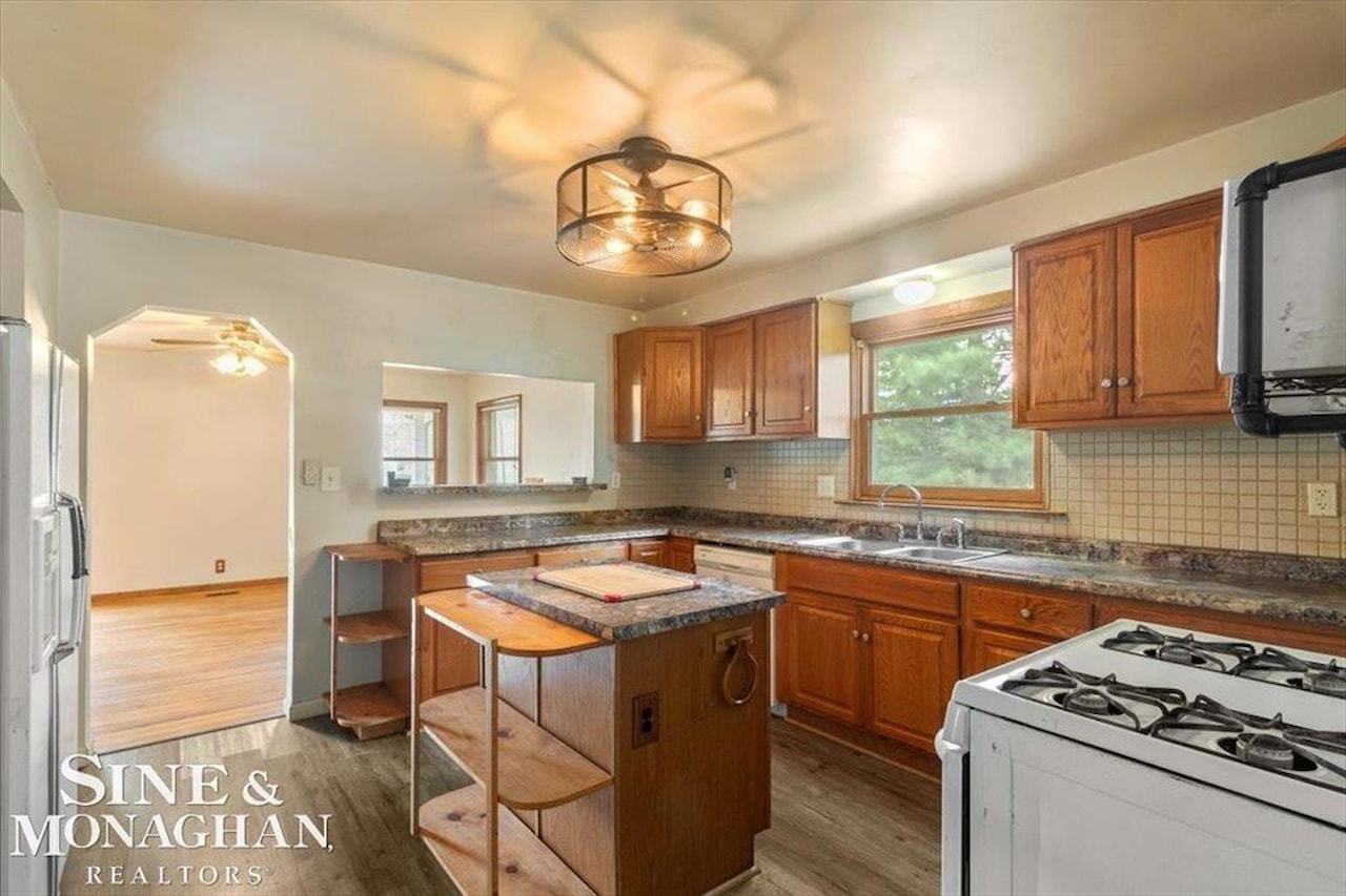 9013 Floral St in Livonia, MI Photo 13