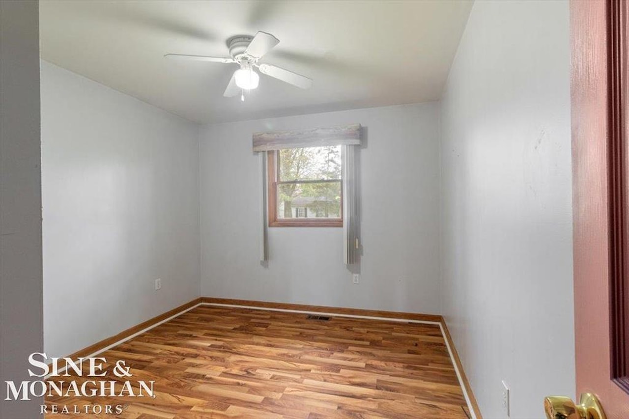 9013 Floral St in Livonia, MI Photo 17