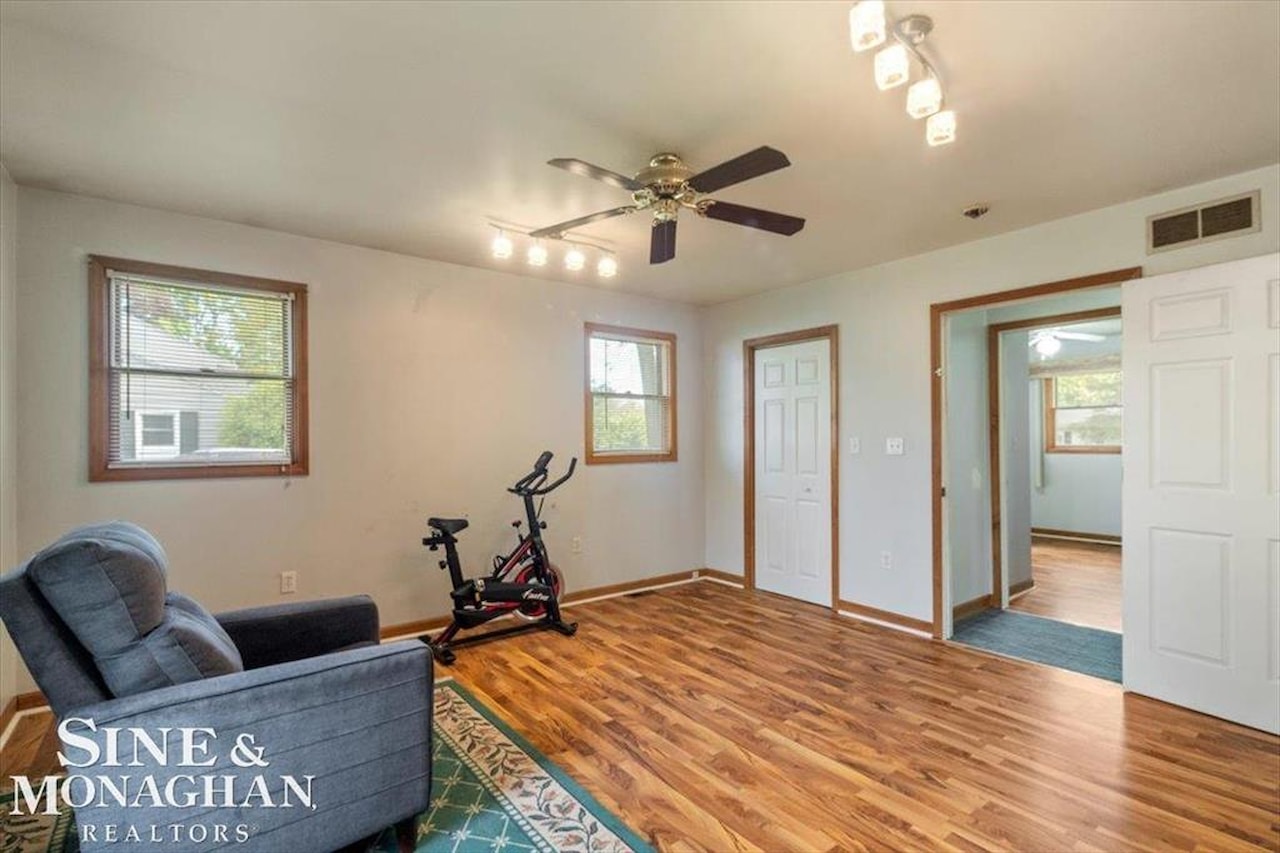9013 Floral St in Livonia, MI Photo 21
