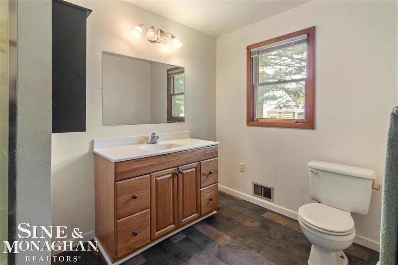 9013 Floral St in Livonia, MI Photo 23