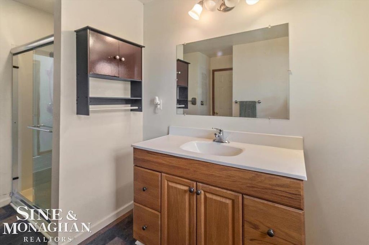 9013 Floral St in Livonia, MI Photo 24