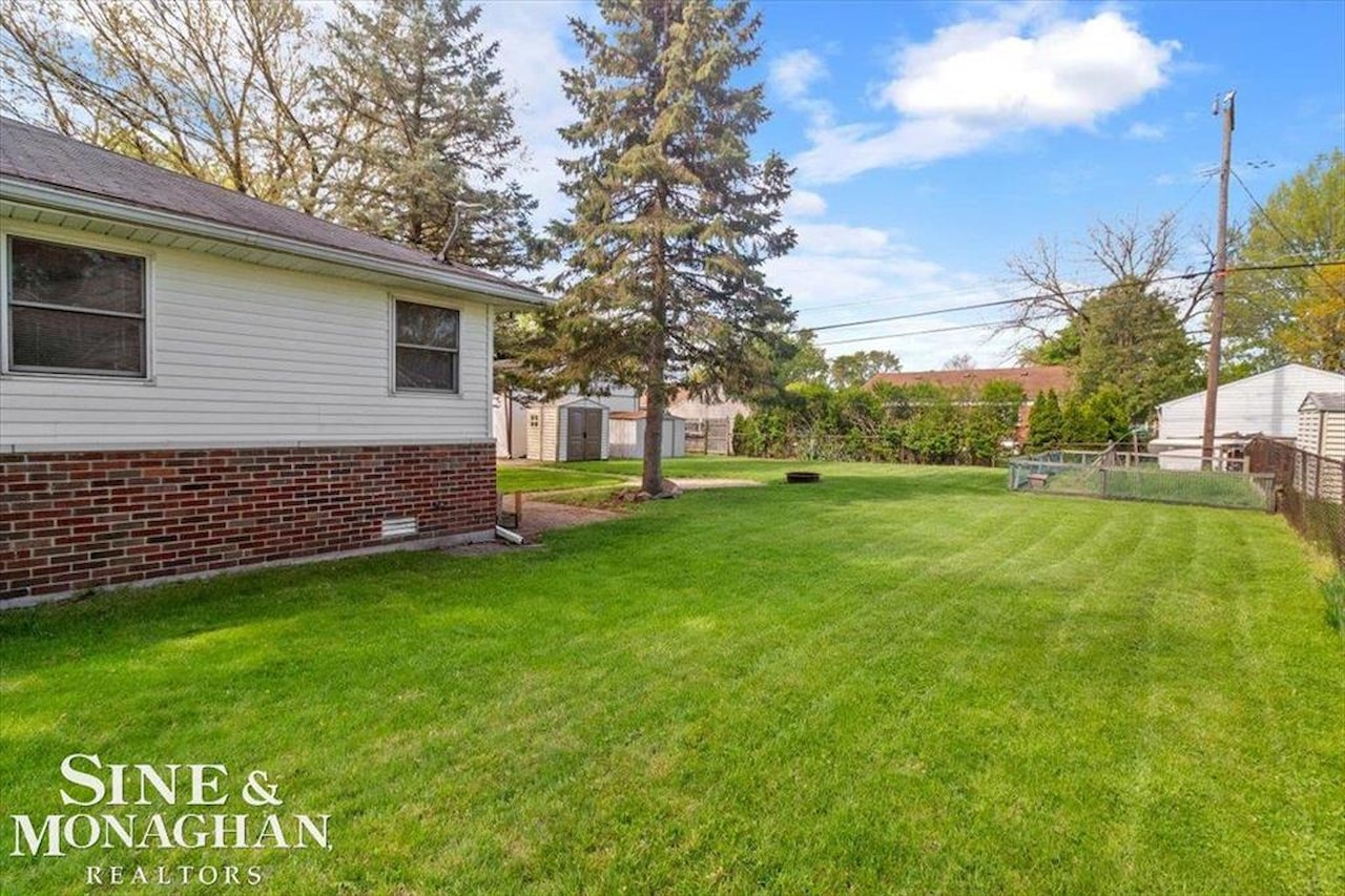 9013 Floral St in Livonia, MI Photo 28