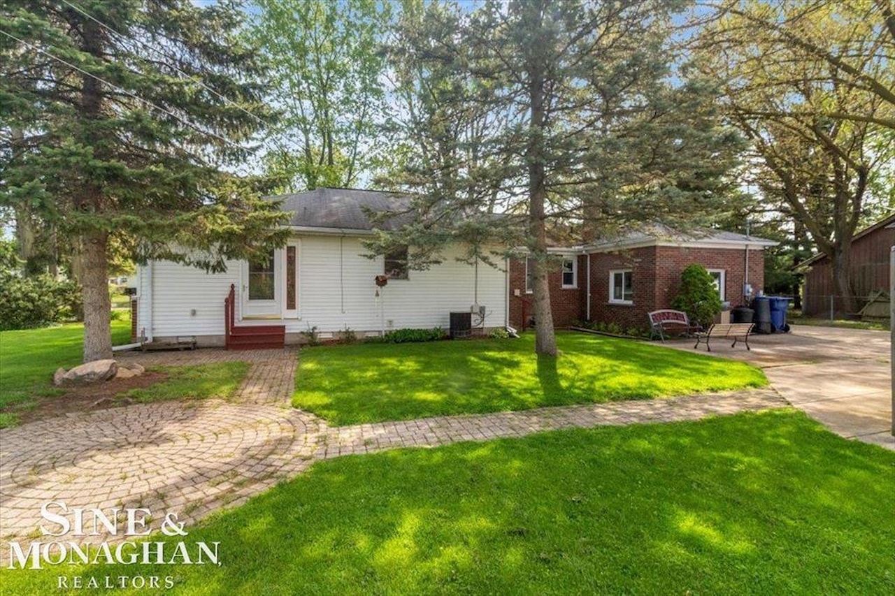 9013 Floral St in Livonia, MI Photo 29