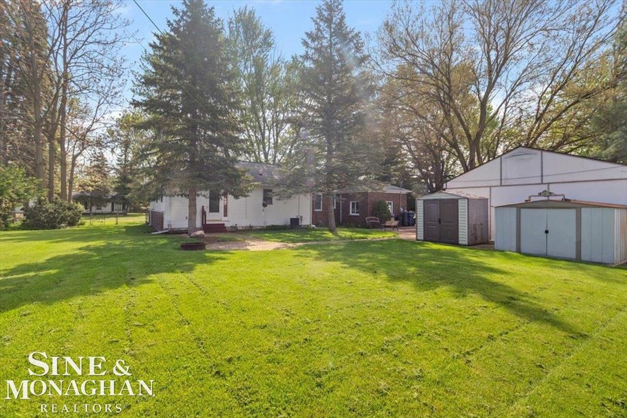 9013 Floral St in Livonia, MI Photo 30