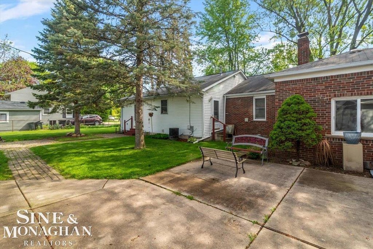 9013 Floral St in Livonia, MI Photo 31