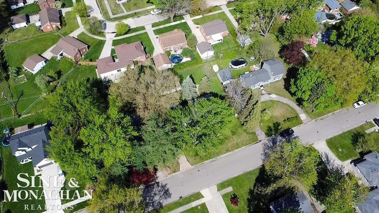 9013 Floral St in Livonia, MI Photo 34