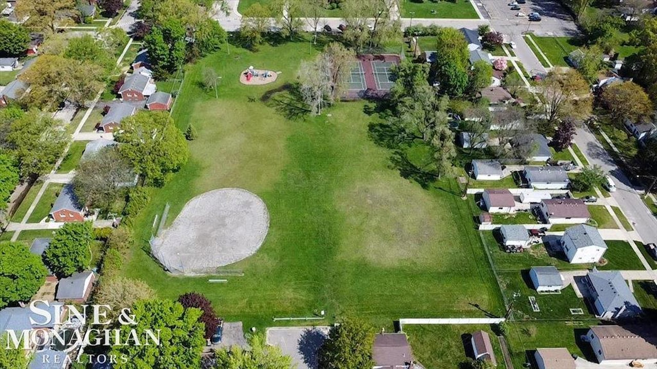 9013 Floral St in Livonia, MI Photo 35