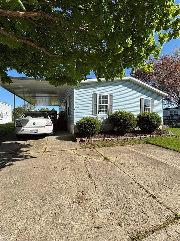 279 Jacqualyn Dr in Lapeer, MI Photo 2