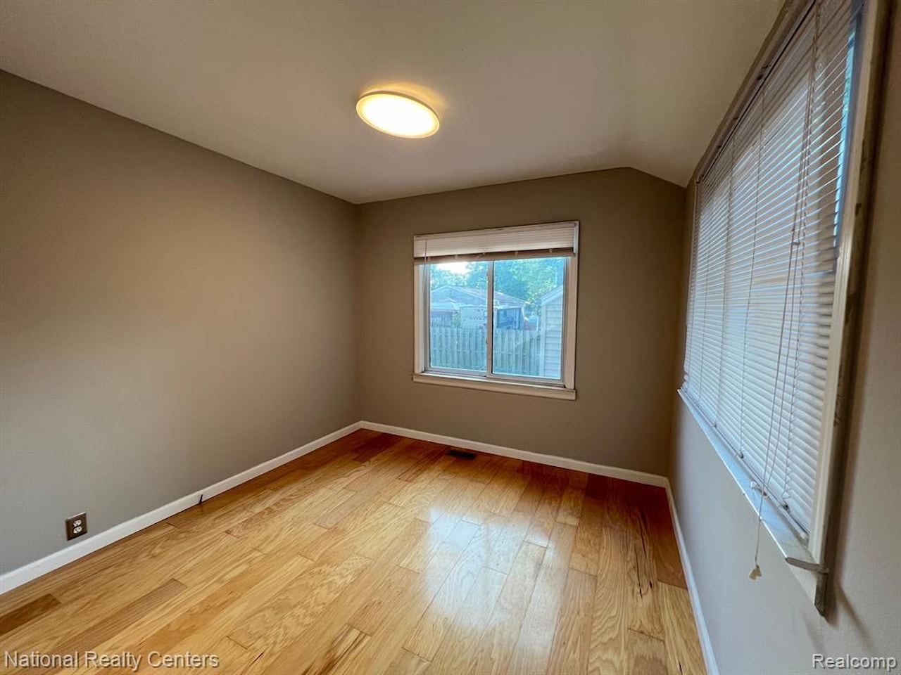 2827 Gardner Ave in Berkley, MI Photo 7