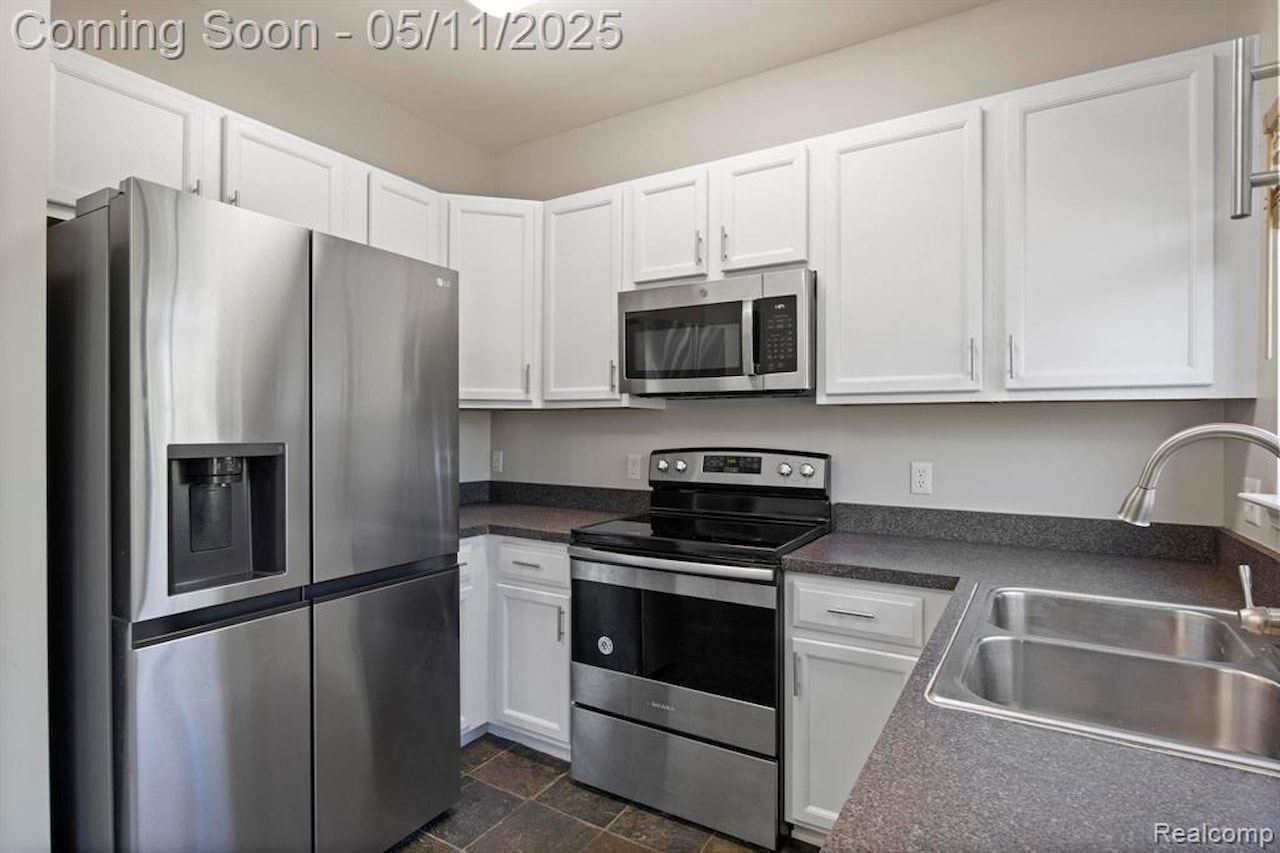 44771 Ellery Ln in Novi, MI Photo 8