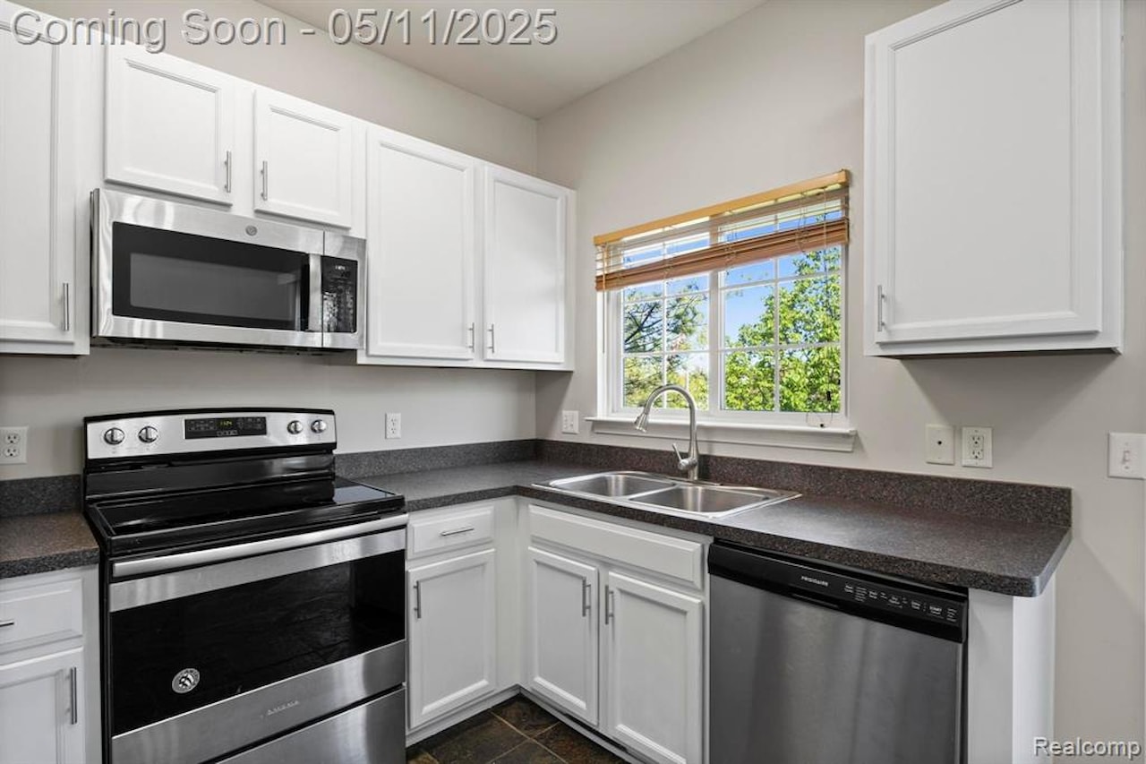 44771 Ellery Ln in Novi, MI Photo 10