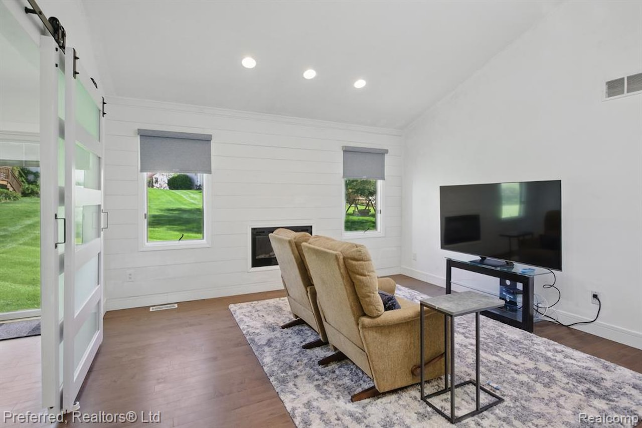 454 Woodland Dr in Saline, MI Photo 15