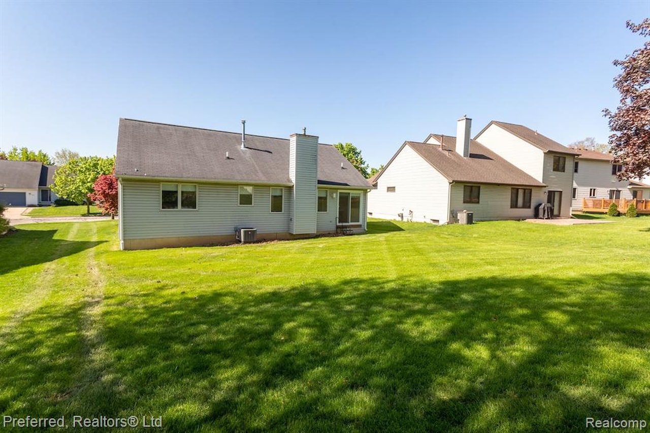 454 Woodland Dr in Saline, MI Photo 27