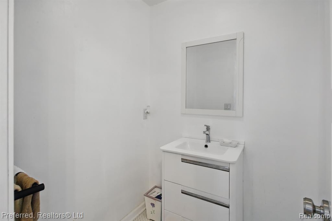 454 Woodland Dr in Saline, MI Photo 12