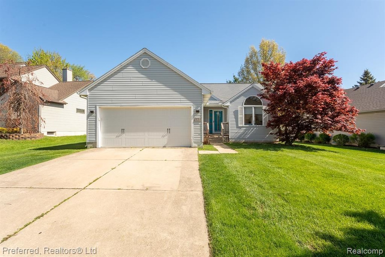 454 Woodland Dr in Saline, MI