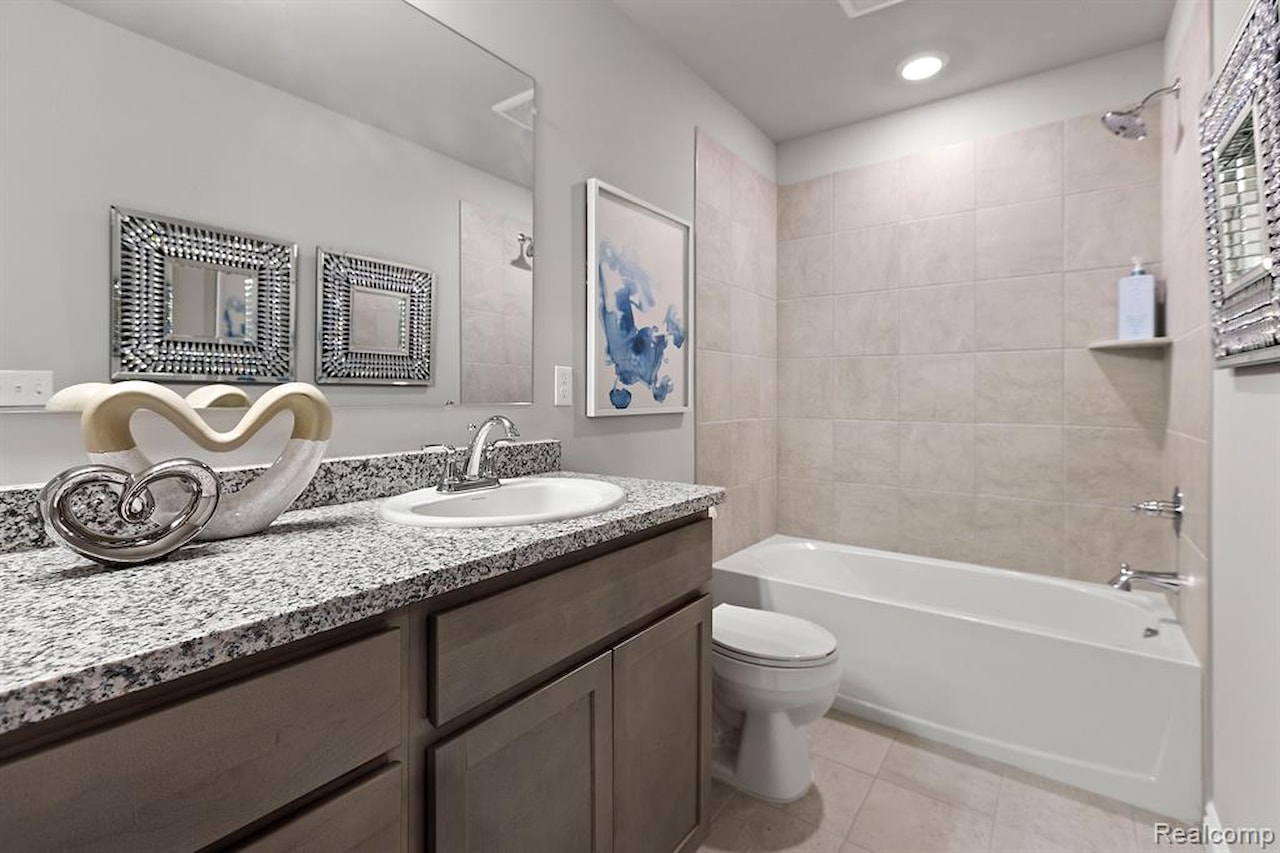 2215 Chase Dr #102 in Hartland Twp, MI Photo 15