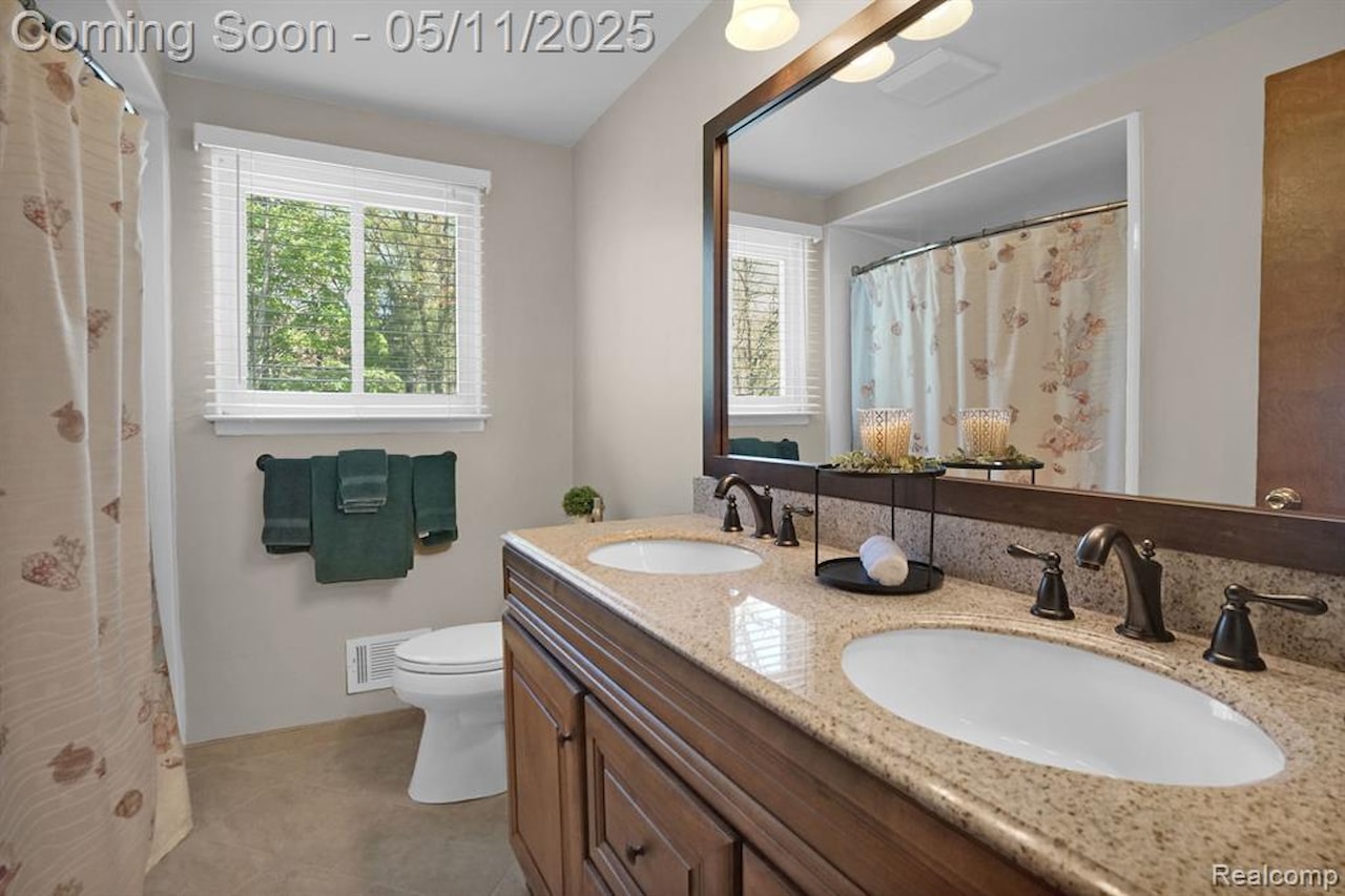 430 Chester Ct in South Lyon, MI Photo 34