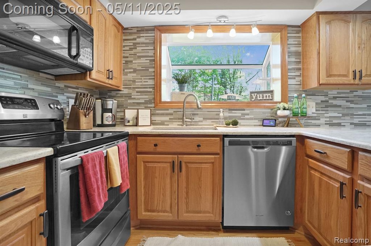 430 Chester Ct in South Lyon, MI Photo 24