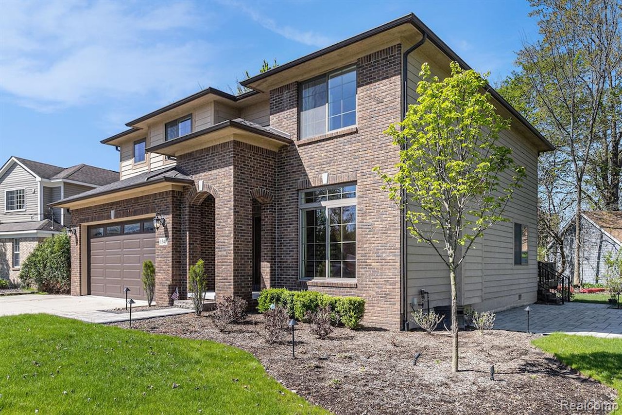 1540 Kessler Ave in Keego Harbor, MI Photo 6