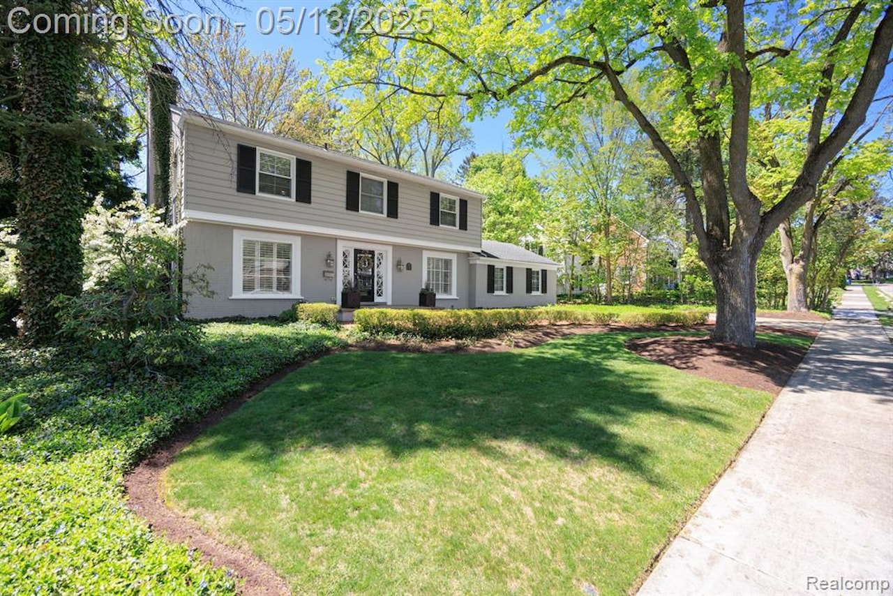 229 Clifton Rd in Bloomfield Twp, MI