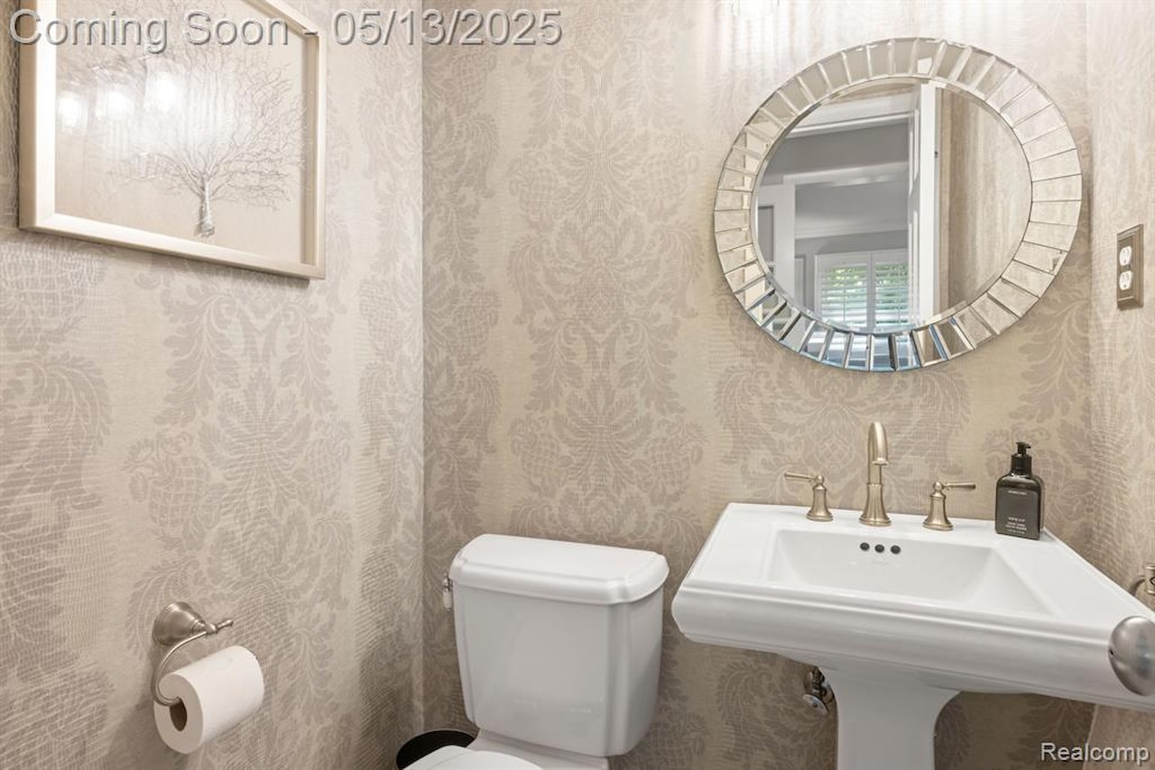 229 Clifton Rd in Bloomfield Twp, MI Photo 18