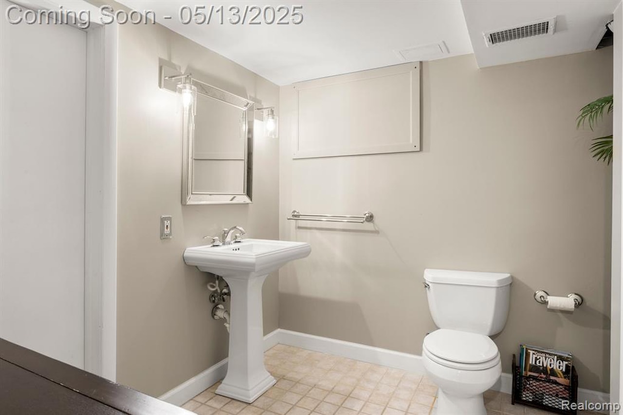 229 Clifton Rd in Bloomfield Twp, MI Photo 33
