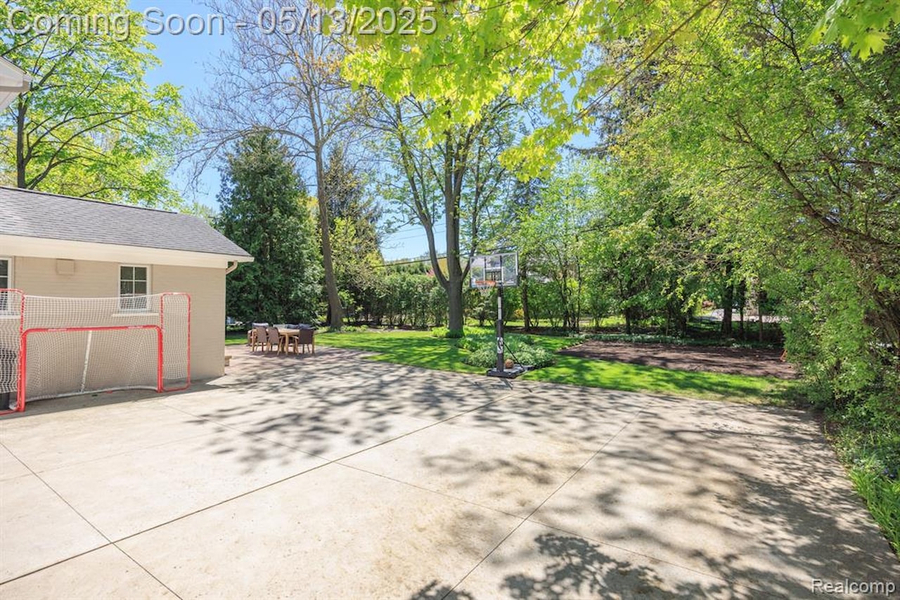 229 Clifton Rd in Bloomfield Twp, MI Photo 34