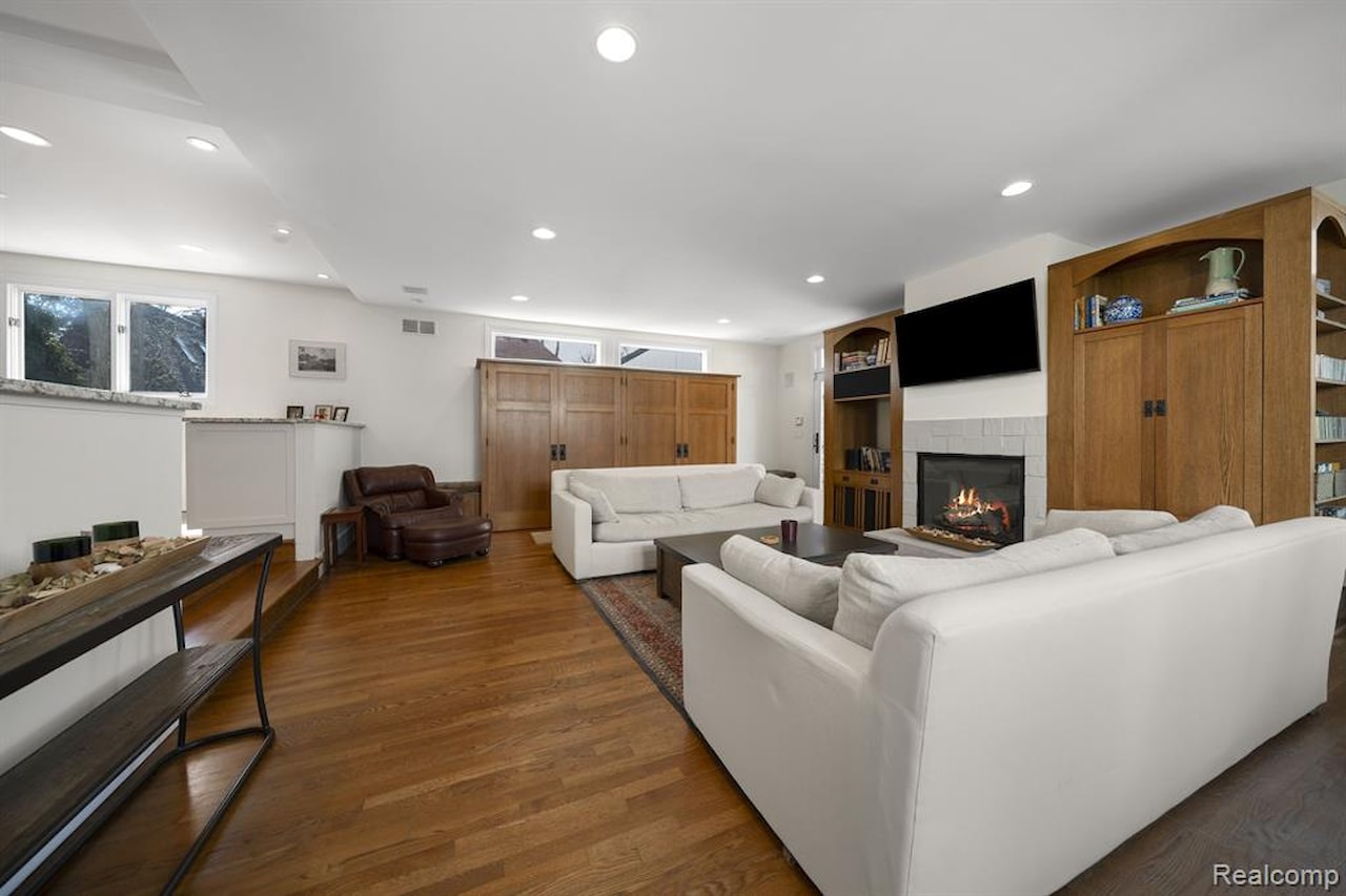 1044 Clark St in Birmingham, MI Photo 17